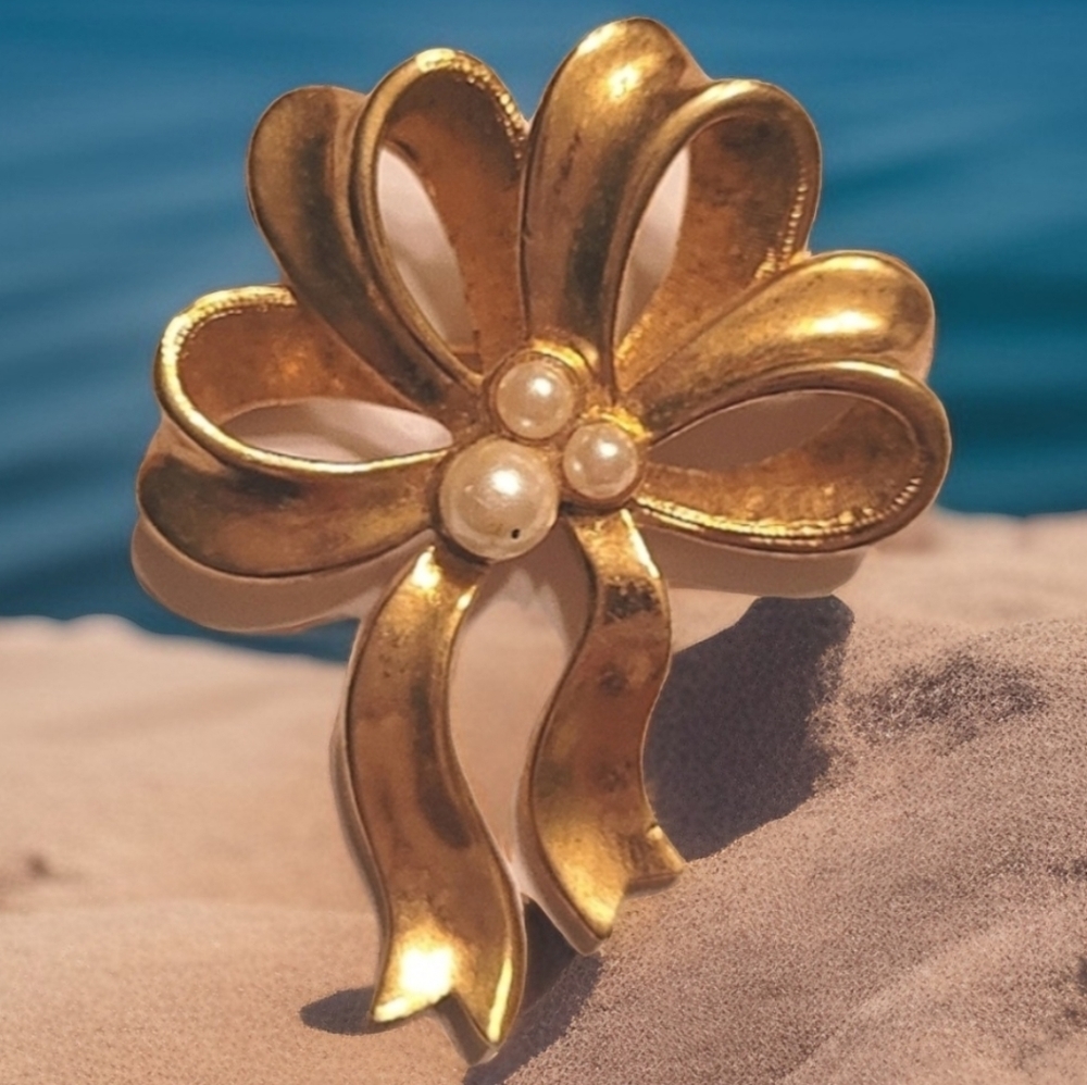 Vintage Avon Gold Tone Textured Ribbon Bow Brooch with Faux Pearl Accents